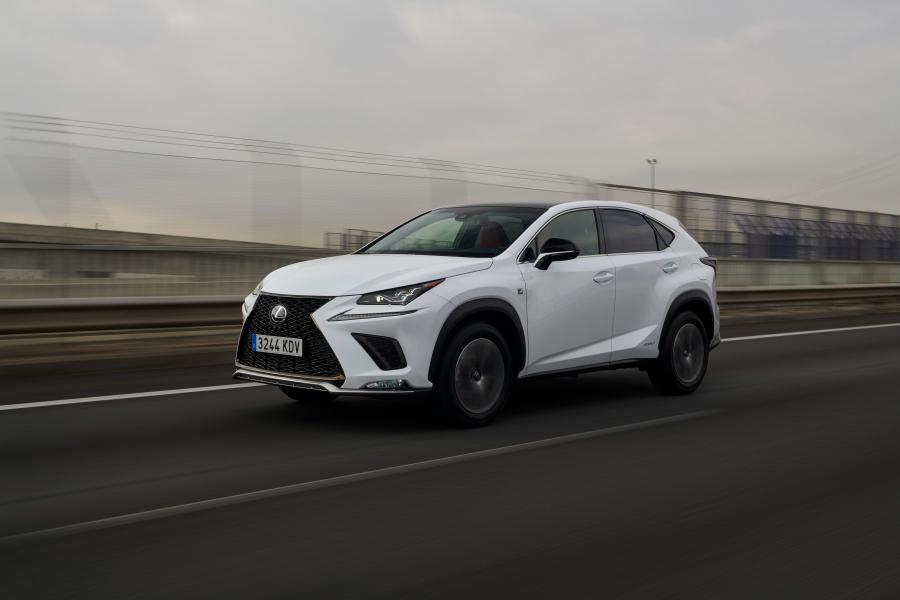  Lexus NX300h F-Sport 2017 года  (WW) (фото 2 из 20)